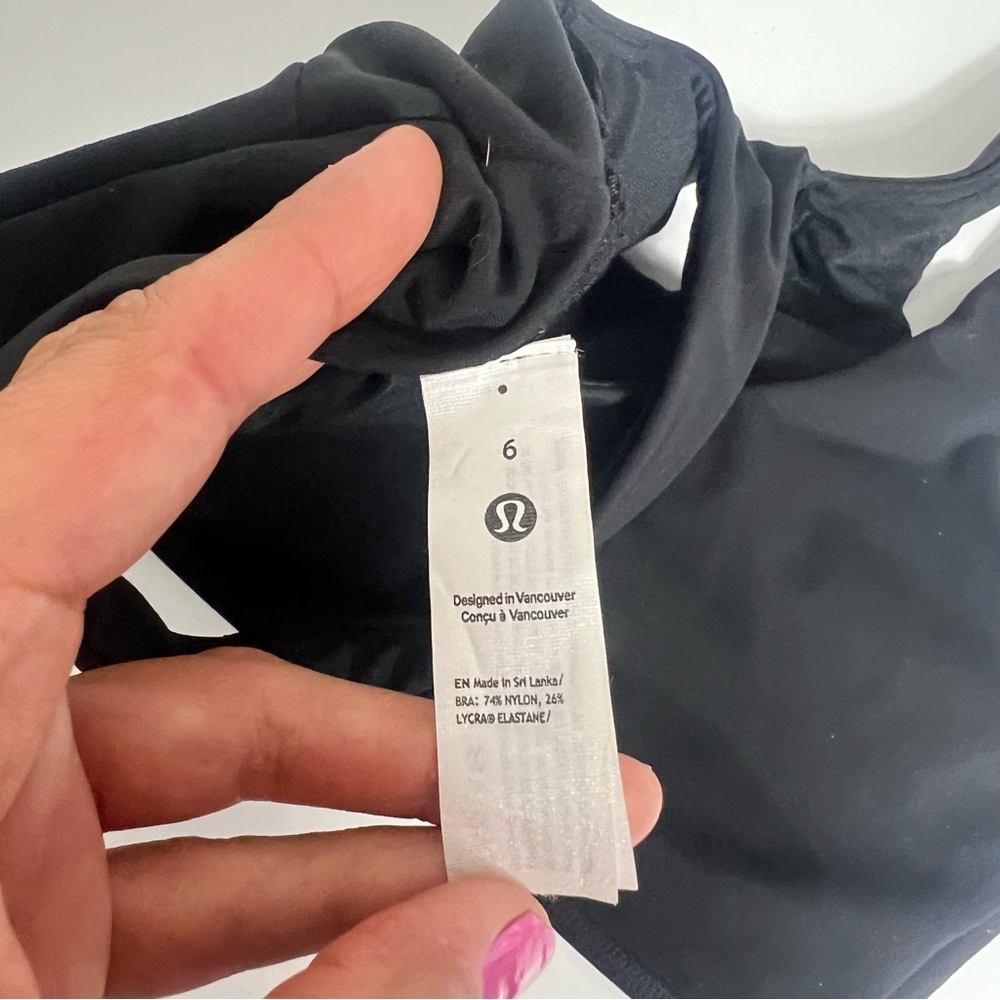Lululemon SmoothCover
Front Cut-Out Yoga Bra *Light
Support Size 6 NWOT - Picture 7 of 8